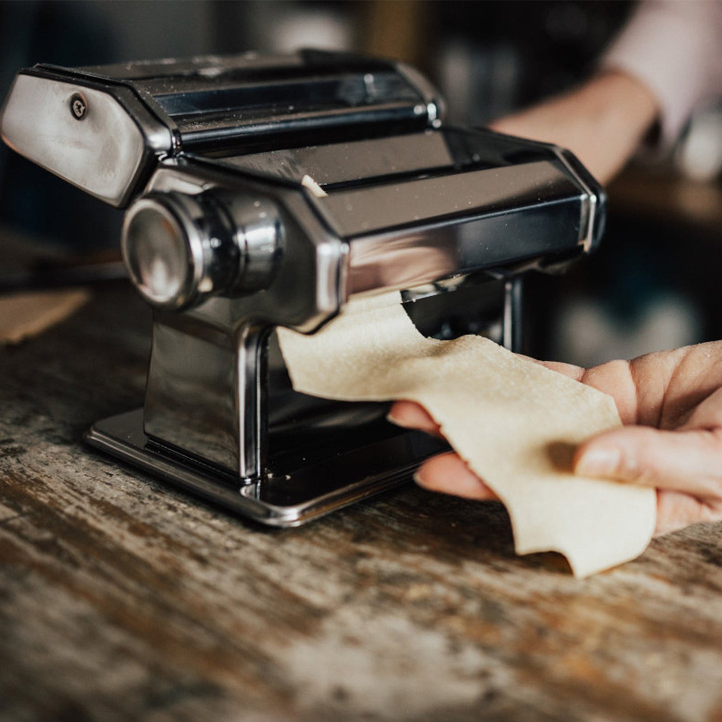 Italian Pasta Making Machine – Manual Stainless Steel Pasta Roller with Adjustable Thickness for Fettuccine, Spaghetti & More